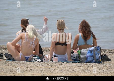 Southend-on-Sea Essex, Royaume-Uni. 16th juin 2022. Les gens se rendent à la ville côtière de Southend on Sea pour profiter au maximum du temps extrêmement chaud qui traverse le sud de l'Angleterre où les températures devraient atteindre plus de 30c dans les prochains jours. Crédit : MARTIN DALTON/Alay Live News Banque D'Images