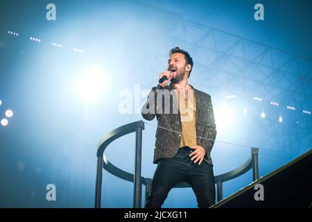 Turin, Italie. 15th juin 2022. Turin Italie 15 juin 2022The le chanteur-compositeur italien Cesare Cremonini se produit à Turin, avec sa tournée Stadi 2022 Turin Italie 15 juin 2022 le chanteur-compositeur italien Cesare Cremonini se produit à Turin, avec sa tournée Stadi 2022 (photo de Bruno Brizzi/Pacific Press) crédit: Pacific Press Media production Corp./Alay Live News Banque D'Images
