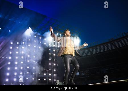 Turin, Italie. 15th juin 2022. Turin Italie 15 juin 2022The chanteur-compositeur italien, Cesare Cremonini se produit à Turin, avec sa tournée de Stadi 2022 (photo de Bruno Brizzi/Pacific Press) crédit: Pacific Press Media production Corp./Alay Live News Banque D'Images