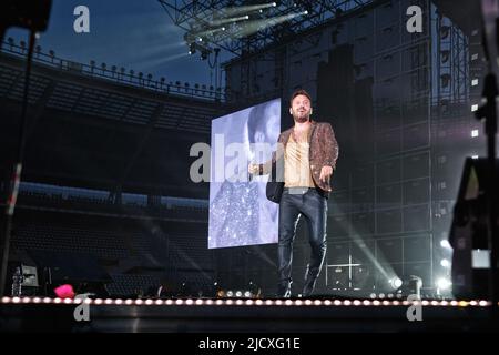 Turin, Italie. 15th juin 2022. Turin Italie 15 juin 2022The chanteur-compositeur italien, Cesare Cremonini se produit à Turin, avec sa tournée de Stadi 2022 (photo de Bruno Brizzi/Pacific Press) crédit: Pacific Press Media production Corp./Alay Live News Banque D'Images