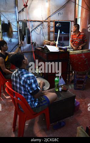 Des thaïlandais d'origine chinoise jouant des instruments de musique chantent des chansons pour jouer un opéra classique contemporain chinois traditionnel pour montrer les gens du coin Banque D'Images