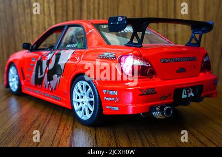 9 mai 2021 Eskisehir Turkey Red Subaru Impreza 1 24 diecast sur fond de bois Banque D'Images