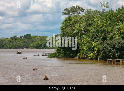 Brésil, rivière Amazone autochtones en canoë sur la rivière Amazone Banque D'Images
