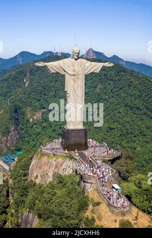 Brésil, Rio de Janeiro la statue du Christ Redentor - Cristo Redentor - se dresse au sommet de la montagne Corsovado qui surplombe la ville. Banque D'Images