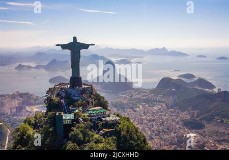 Brésil, Rio de Janeiro la statue du Christ Redentor - Cristo Redentor - se dresse au sommet de la montagne Corsovado qui surplombe la ville. Banque D'Images