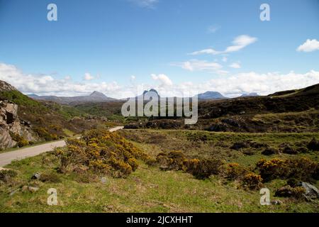 Vue sur Stac Poillaidh, Suilven et Ben Mor Coigach dans les montagnes de Coigach, en Écosse Banque D'Images