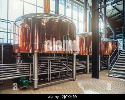 Réservoirs à bière avec beaucoup de tuyaux en acier dans la brasserie artisanale. Banque D'Images