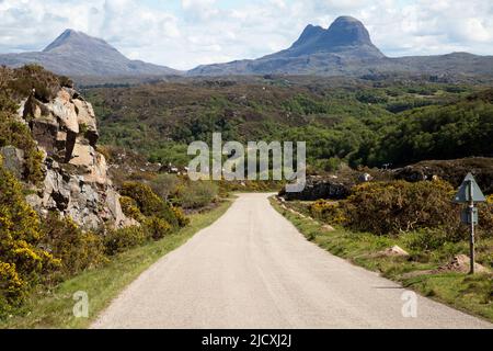 Vue sur Stac Poillaidh et Suilven dans les montagnes de Coigach, en Écosse Banque D'Images