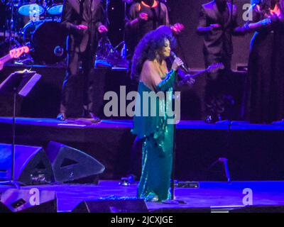 15 juin 2022: La chanteuse et actrice américaine Dina Ross, réalise un spectacle complet à l'arène de Leeds sur elle â€˜Merci UK Tour 2022. Diana Ross est devenue célèbre en tant que chanteuse principale du groupe vocal The Supremes, qui est devenu l'acte le plus réussi de Motown en 1960s et l'un des groupes de filles les plus vendus au monde de tous les temps. (Image de crédit : © Myles Wright/ZUMA Press Wire) Banque D'Images