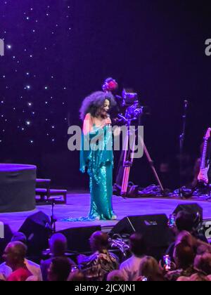 15 juin 2022: La chanteuse et actrice américaine Dina Ross, réalise un spectacle complet à l'arène de Leeds sur elle â€˜Merci UK Tour 2022. Diana Ross est devenue célèbre en tant que chanteuse principale du groupe vocal The Supremes, qui est devenu l'acte le plus réussi de Motown en 1960s et l'un des groupes de filles les plus vendus au monde de tous les temps. (Image de crédit : © Myles Wright/ZUMA Press Wire) Banque D'Images