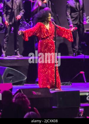 15 juin 2022: La chanteuse et actrice américaine Dina Ross, réalise un spectacle complet à l'arène de Leeds sur elle â€˜Merci UK Tour 2022. Diana Ross est devenue célèbre en tant que chanteuse principale du groupe vocal The Supremes, qui est devenu l'acte le plus réussi de Motown en 1960s et l'un des groupes de filles les plus vendus au monde de tous les temps. (Image de crédit : © Myles Wright/ZUMA Press Wire) Banque D'Images