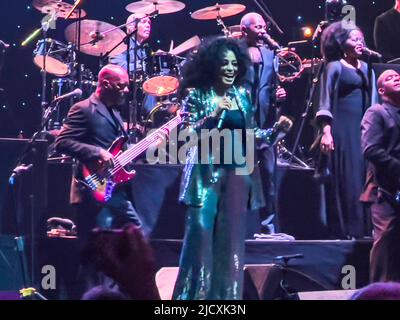 15 juin 2022: La chanteuse et actrice américaine Dina Ross, réalise un spectacle complet à l'arène de Leeds sur elle â€˜Merci UK Tour 2022. Diana Ross est devenue célèbre en tant que chanteuse principale du groupe vocal The Supremes, qui est devenu l'acte le plus réussi de Motown en 1960s et l'un des groupes de filles les plus vendus au monde de tous les temps. (Image de crédit : © Myles Wright/ZUMA Press Wire) Banque D'Images