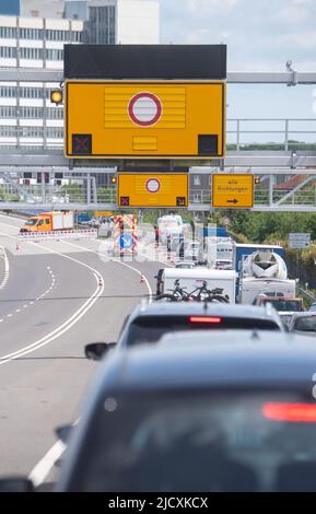 Stralsund, Allemagne. 16th juin 2022. Les véhicules sont bloqués dans un embouteillage avant d'atteindre l'île de Rügen.en raison du remplacement des pièces électriques du système de contrôle de la circulation, le pont de Rügen est fermé le même jour. Jusqu'à la fin du mois de juin, le trajet en voiture vers et depuis Rügen ne sera possible que pendant la journée via l'ancienne chaussée de Rügen. Credit: Stefan Sauer/dpa/Alay Live News Banque D'Images