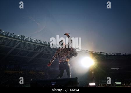 15 juin 2022, Turin, Turin, Italie: Turin Italie 15 juin 2022.le chanteur-compositeur italien Cesare Cremonini se produit à Turin, avec sa tournée Stadi 2022 (image de crédit: © Bruno Brizzi/Pacific Press via ZUMA Press Wire) Banque D'Images