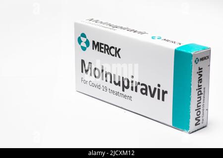 Bucarest, Roumanie - 2 février 2022 : image éditoriale illustrative de la pilule antivirale orale Molnupiravir développée par Merck. Virus Corona Banque D'Images