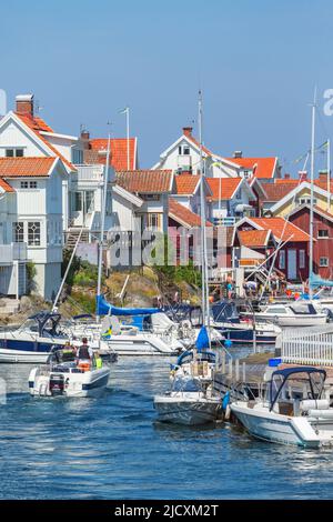 Bateaux et maisons dans un étroit canal de mer à la côte Banque D'Images