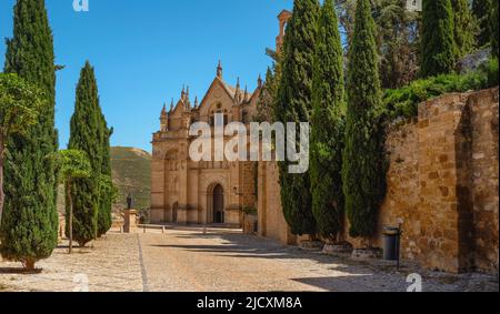 Vue sur la place Plaza de Santa Maria menant à la véritable église Colegiata de Santa Maria la Mayor à Antequera, dans la province de Malaga, Espagne Banque D'Images