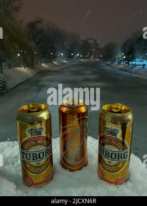 8 février 2022 Eskisehir Turquie. Tuborg peut bière sur la neige pendant une nuit froide dehors Banque D'Images