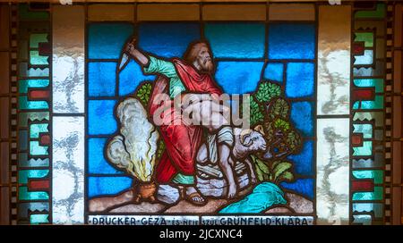 La liaison d'Isaac Abraham sacrifie son seul fils parce qu'il a entendu des voix. Vitraux du Dohany Synagogue Jewish Museum, Budapest, H. Banque D'Images