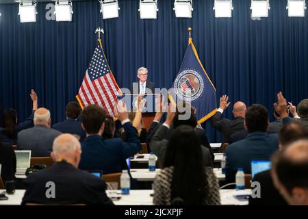 Washington, États-Unis. 15th juin 2022. Le président de la Réserve fédérale américaine, Jerome Powell (arrière), assiste à une conférence de presse à Washington, DC, aux États-Unis, sur 15 juin 2022. Credit: Liu Jie/Xinhua/Alay Live News Banque D'Images