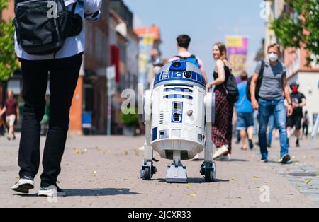 Erlangen, Allemagne. 16th juin 2022. Une réplique télécommandée du droid astroméque de Star Wars 'R2-D2' longe devant une salle du Comic-salon 2022 à Erlangen. Credit: Nicolas Armer/dpa/Alay Live News Banque D'Images