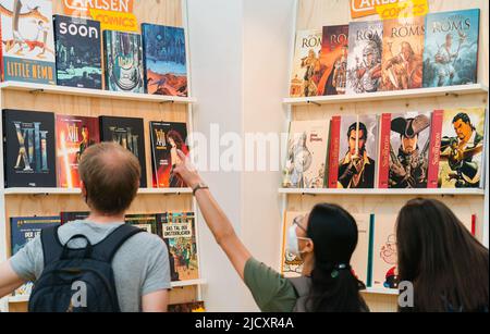 Erlangen, Allemagne. 16th juin 2022. Les visiteurs se tiennent dans une salle du Comic salon 2022 à Erlangen. Credit: Nicolas Armer/dpa/Alay Live News Banque D'Images