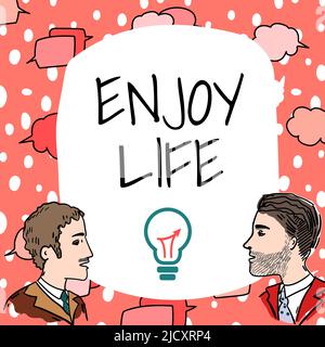 Légende de texte présentant Profitez de la vie. Mot pour n'importe quoi, endroit, nourriture ou personne, qui vous fait vous détendre et heureux équipiers regardant le tableau blanc Banque D'Images