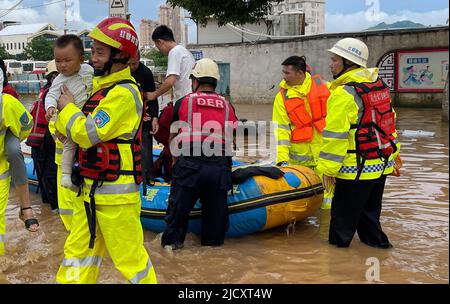 Nanchang. 16th juin 2022. Photo prise avec un téléphone mobile sur 14 juin 2022 montre des sauveteurs évacuant les personnes bloquées dans les eaux d'inondation de la ville de Ruijin, dans la province de Jiangxi en Chine orientale. POUR ALLER AVEC "à travers la Chine: Comment la technologie aide à lutter contre les inondations dans l'est de la Chine" Credit: Xinhua/Alamy Live News Banque D'Images