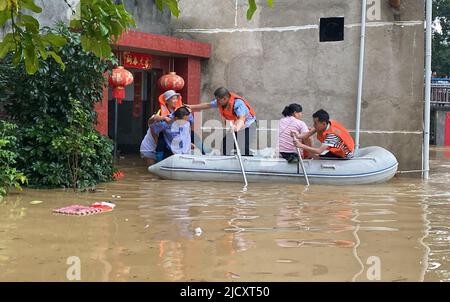 Nanchang. 16th juin 2022. Photo prise avec un téléphone mobile sur 13 juin 2022 montre les sauveteurs évacuant les personnes bloquées dans les eaux d'inondation dans le comté de Quannan, dans la province de Jiangxi en Chine orientale. POUR ALLER AVEC "à travers la Chine: Comment la technologie aide à lutter contre les inondations dans l'est de la Chine" Credit: Xinhua/Alamy Live News Banque D'Images