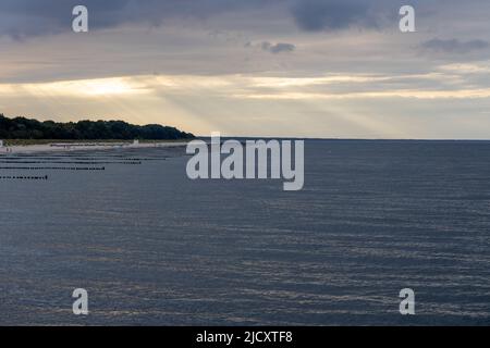 La vue de la nouvelle jetée de Koserow vers Zempin/Zinnowitz dans la soirée Banque D'Images