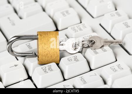 Concept de sécurité, cadenas jaune ouvert sur blanc keyboard.Computer protégé contre la cybercriminalité et le piratage en ligne Banque D'Images