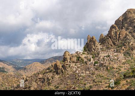 Le village de montagne partiellement abandonné de Pentedattilo dans le sud de l'Italie Banque D'Images