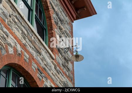 Une vieille lampe de rue, au coin de la façade d'une maison, sur une rue Banque D'Images