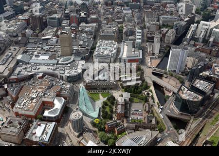 Vue aérienne du centre-ville de Manchester : jardins de la cathédrale, musée national du football (bldg vert), cathédrale de Manchester et parc commémoratif de la Glade of Light Banque D'Images