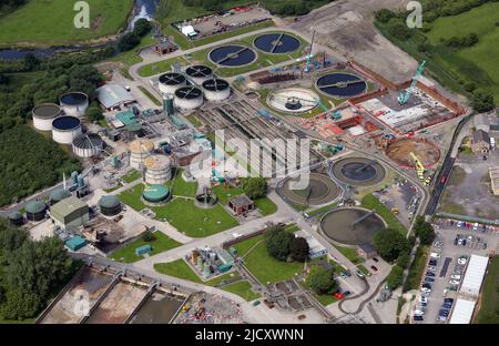 Vue aérienne d'une usine de traitement des eaux usées à Wood End à Reedley, près de Burnley, Lancashire Banque D'Images