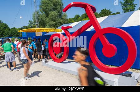 Munich, Allemagne. 16th juin 2022. Les visiteurs du Festival de Tollwood à l'Olympiapark Süd se tiennent sur le stand de la "Radentscheid" Bavière, où commence une collection de signatures. Credit: Peter Kneffel/dpa/Alay Live News Banque D'Images