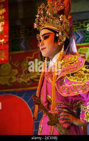Thai peuple d'origine chinoise jouant le présent traditionnel chinois contemporain opéra classique pour montrer les gens locaux dans heureux de nouvelles années festiv Banque D'Images