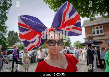 Berkshire, Royaume-Uni. 16th juin 2022. Fête des femmes de l'Ascot royale. Le jeudi Gold Cup Day, également connu sous le nom de Ladies Day, voit le style et l'élégance arriver avec des chapeaux extravagants et des tenues glamour. Credit: Guy Corbishley/Alamy Live News Banque D'Images