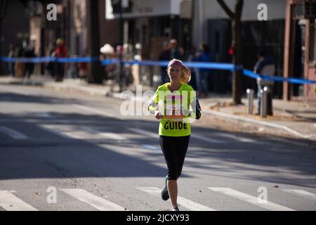 Manhattan, New York, États-Unis - 3 novembre. 2019: Guide de marathon de NY sur une rue vide. Femme en ville Banque D'Images