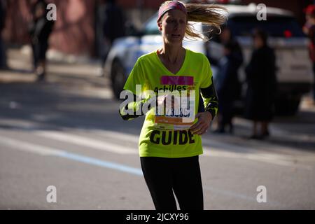 Manhattan, New York, États-Unis - 3 novembre. 2019: Guide de marathon de NY sur une rue vide. Femme en ville Banque D'Images