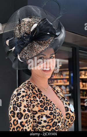 Royal Ascot, Royaume-Uni, 16 juin 2022. L'Ascot royale. 16 juin 2022. Remy Mescal de Billericay, Essex, pose pour une photo à la gare de Waterloo à Londres avant de partir pour la journée des Ladiers à Royal Ascot. 16 juin 2022. Banque D'Images