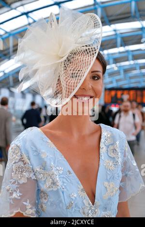 Royal Ascot, Royaume-Uni, 16 juin 2022. Emily Cable, de Shenfield dans l'Essex, pose pour une photo avant de partir pour la Journée des dames à Royal Ascot, le 16th juin 2022. Banque D'Images