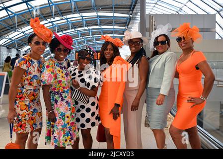 Royal Ascot, Royaume-Uni, 16 juin 2022. Un groupe d'amis se présente pour prendre une photo à la gare de Waterloo à Londres avant de partir pour la fête des femmes à Royal Ascot, 16 juin 2022. Banque D'Images