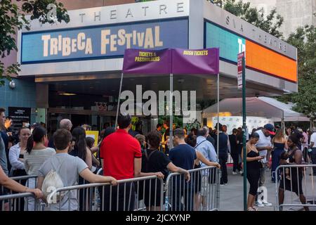 Les détenteurs de billets se sont mis en file d'attente pour participer au festival de Tribeca, anciennement le festival du film de Tribeca, au SVA Theatre de Chelsea, à New York, mardi, à 14 juin 2022. (© Richard B. Levine) Banque D'Images