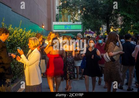 Les détenteurs de billets se sont mis en file d'attente pour participer au festival de Tribeca, anciennement le festival du film de Tribeca, au SVA Theatre de Chelsea, à New York, mardi, à 14 juin 2022. (© Richard B. Levine) Banque D'Images