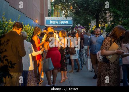 Les détenteurs de billets se sont mis en file d'attente pour participer au festival de Tribeca, anciennement le festival du film de Tribeca, au SVA Theatre de Chelsea, à New York, mardi, à 14 juin 2022. (© Richard B. Levine) Banque D'Images