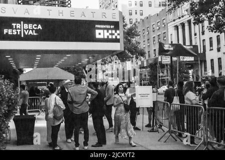 Les détenteurs de billets se font la queue pour participer au festival de Tribeca, anciennement le festival du film de Tribeca, au SVA Theatre de Chelsea, à New York, samedi, à 11 juin 2022. (© Richard B. Levine) Banque D'Images