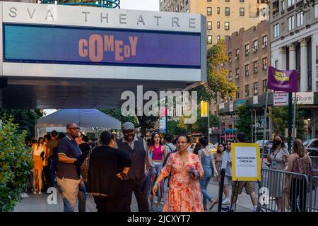 Les détenteurs de billets se sont mis en file d'attente pour participer au festival Tribeca, anciennement le festival du film Tribeca, au SVA Theatre de Chelsea, à New York, lundi, à 13 juin 2022. (© Richard B. Levine) Banque D'Images