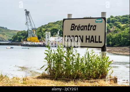 Union Hall, West Cork, Irlande. 16th juin 2022. L'opération, pour lever le chalutier 'Sceptre' qui a coulé en février, a commencé. Le navire-grue « Lara 1 » élève petit à petit le chalutier de pêche, permettant à l'eau d'être pompée hors du navire. Une fois élevée, elle sera transportée à Glasgow, en Écosse, pour être séparée. Crédit : AG News/Alay Live News Banque D'Images