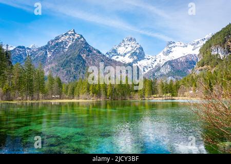 Le lac Schiederweiher avec les montagnes Ostravwitz, Spitzmauer et Großer Priel en arrière-plan. Belle nature et paysage en Autriche, Europe. Banque D'Images
